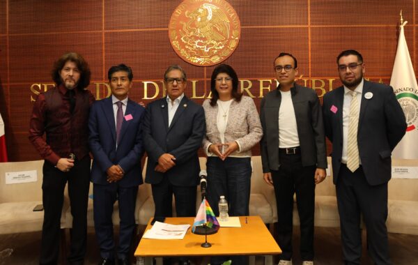 El presidente del Senado, Higinio Martínez Miranda, al centro de una foto grupal en el Senado durante el foro sobre acciones afirmativas LGBTIQ+