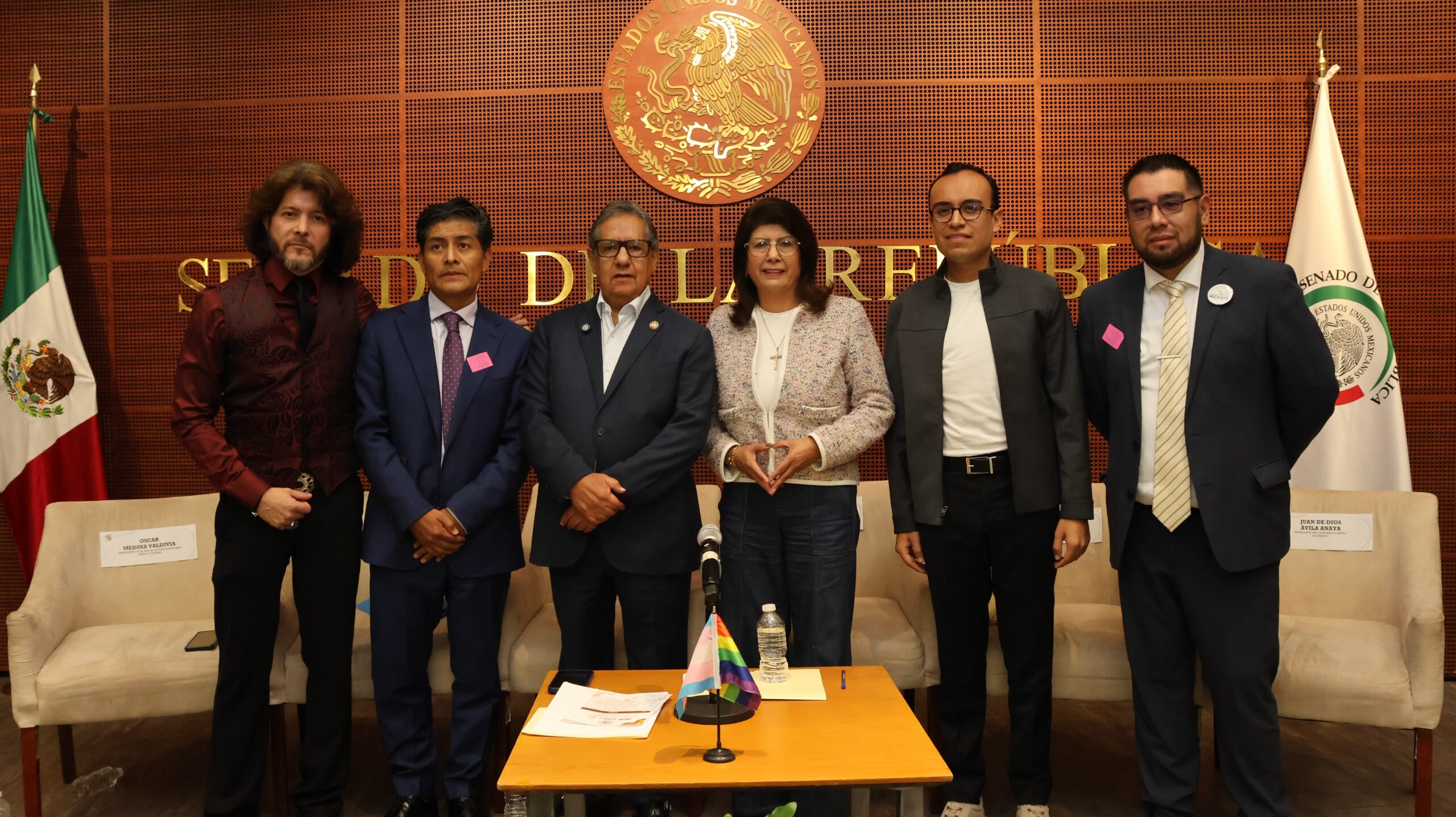El presidente del Senado, Higinio Martínez Miranda, al centro de una foto grupal en el Senado durante el foro sobre acciones afirmativas LGBTIQ+